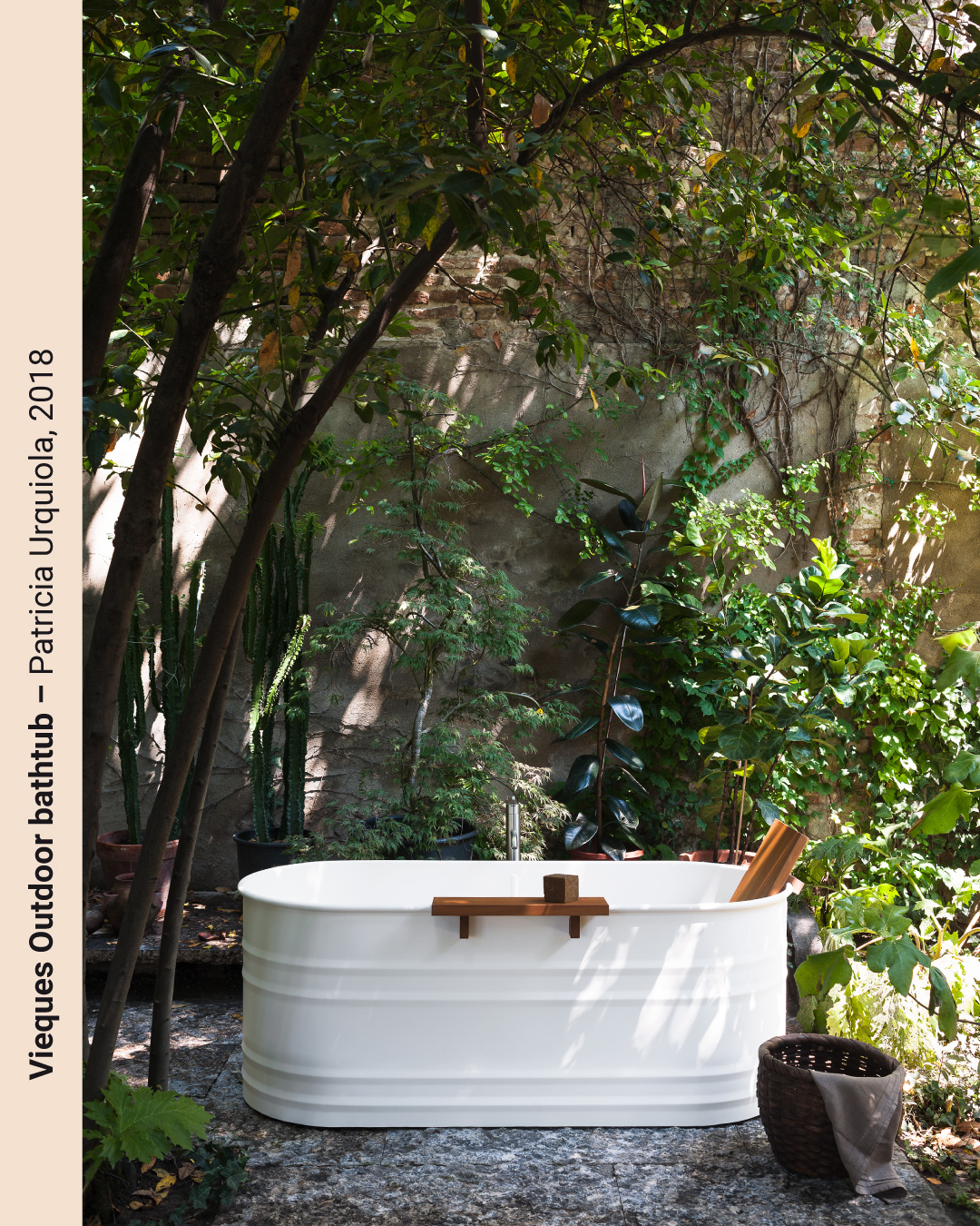 Vieques badekar utendørs i vakre omgivelser. Produsent Agape design. Designer Patricia Urquiola.