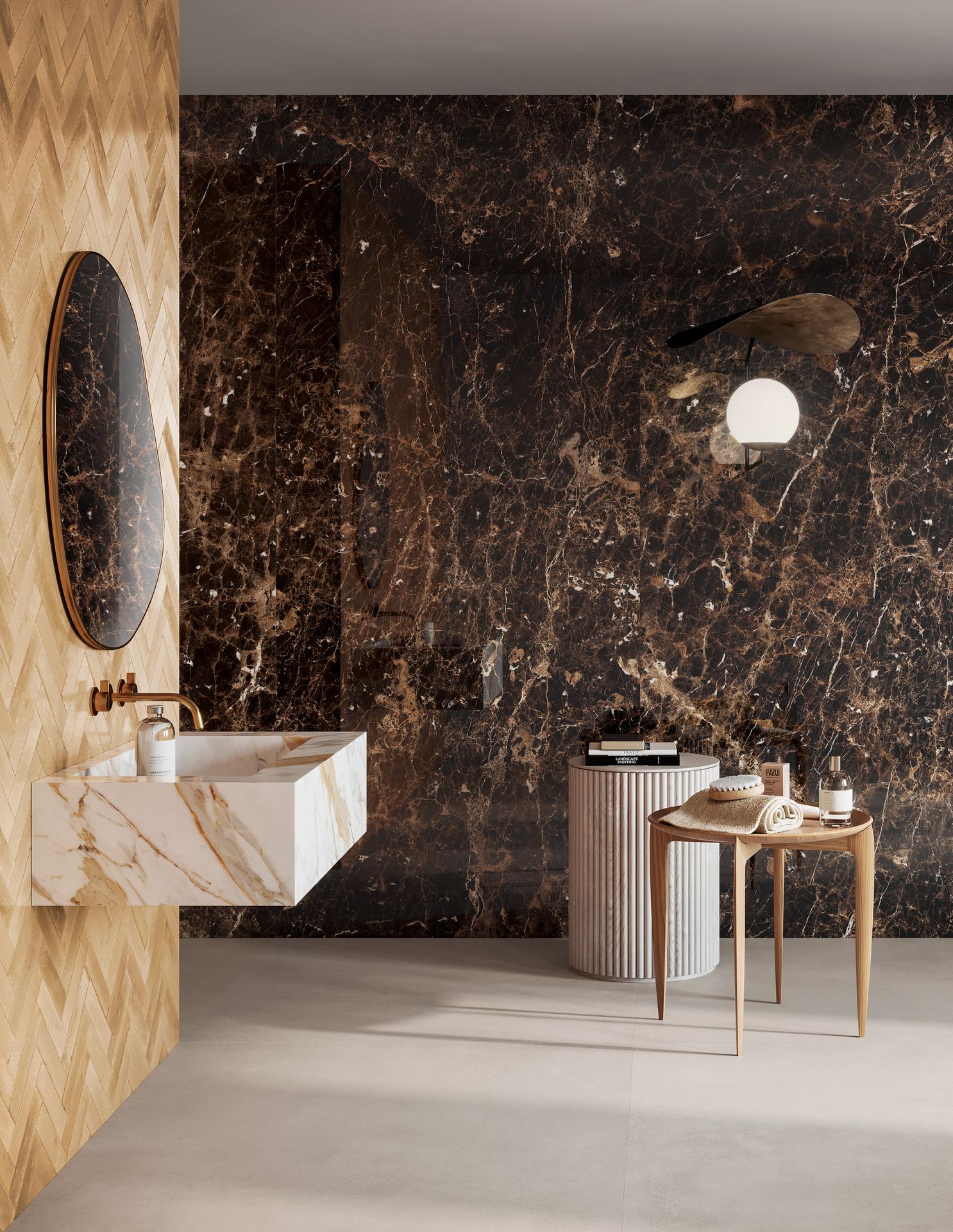 Et delikat bad i marmor som kombinerer marmorfliser, med små gule historiske fliser på vegg. Vask laget i marmorflis og gulvflis i betonglook.