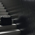 Luce black fliser i trapp og på vegg i trappegang