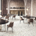 Her vises Venice San Marco 80 x 80 terrazzo på gulv i en restaurant
