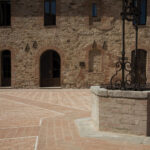 Håndlaget terracottaflis utendørs ved et middelalderslott i Toscana