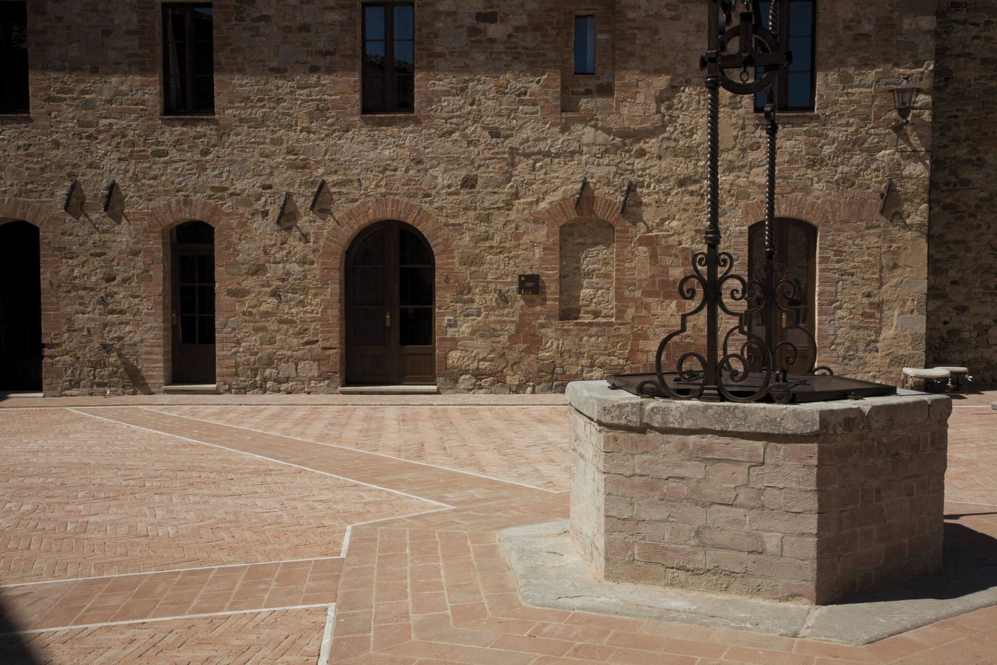Håndlaget terracottaflis utendørs ved et middelalderslott i Toscana