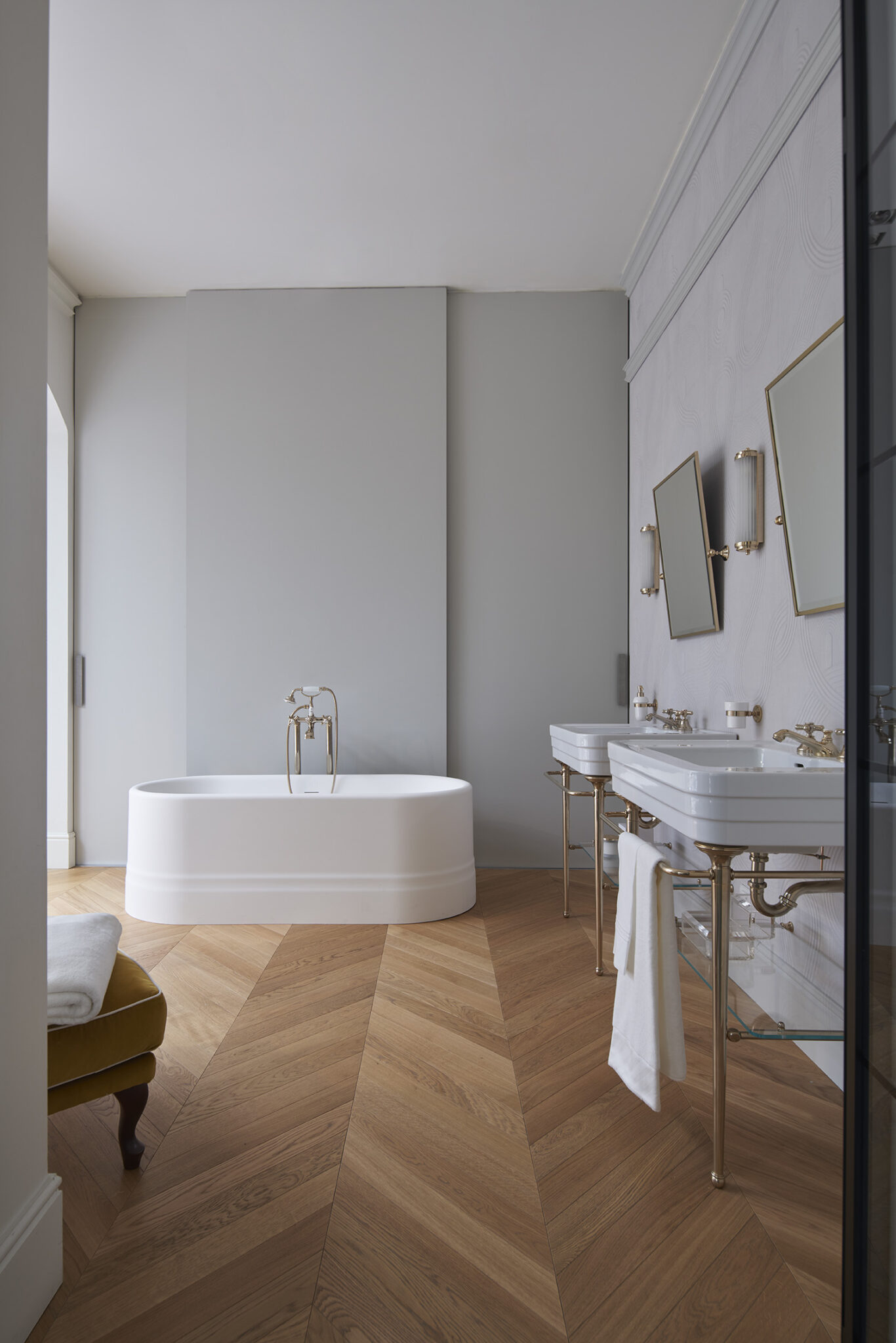 Devon&Devon inspirerer seg fra klassisk europeisk og viktoriansk design og kombinerer det med moderne innovasjon. Deres baderomskolleksjoner er preget av en elegant blanding av materialer som marmor, porselen, treverk og messing, som sammen skaper en luksuriøs atmosfære på badet.