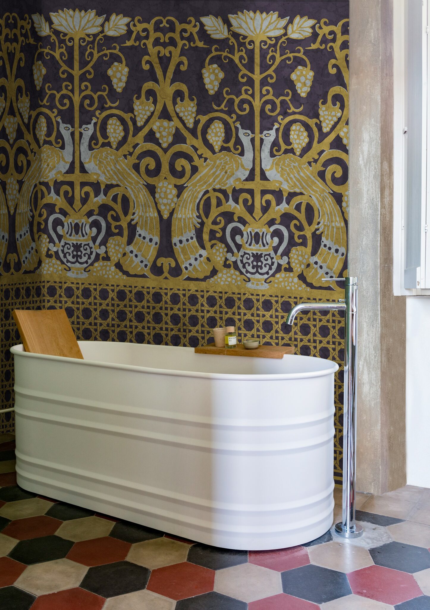 . Wall&Deco har samarbeidet med dyktige kunstnere og designere skapt et imponerende utvalg av mønstre, farger og teksturer som kan tilpasses etter kundens preferanser. Dette gjør det mulig å skape unike og personlige veggdekorasjoner som passer perfekt inn i ethvert rom. Tapet på badet