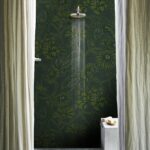 Herlig grønn våtromstapet på badet og i dusjen
