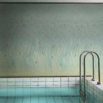 Våtromstapet ved bassenget . Wall&Deco har samarbeidet med dyktige kunstnere og designere skapt et imponerende utvalg av mønstre, farger og teksturer som kan tilpasses etter kundens preferanser. Dette gjør det mulig å skape unike og personlige veggdekorasjoner som passer perfekt inn i ethvert rom.