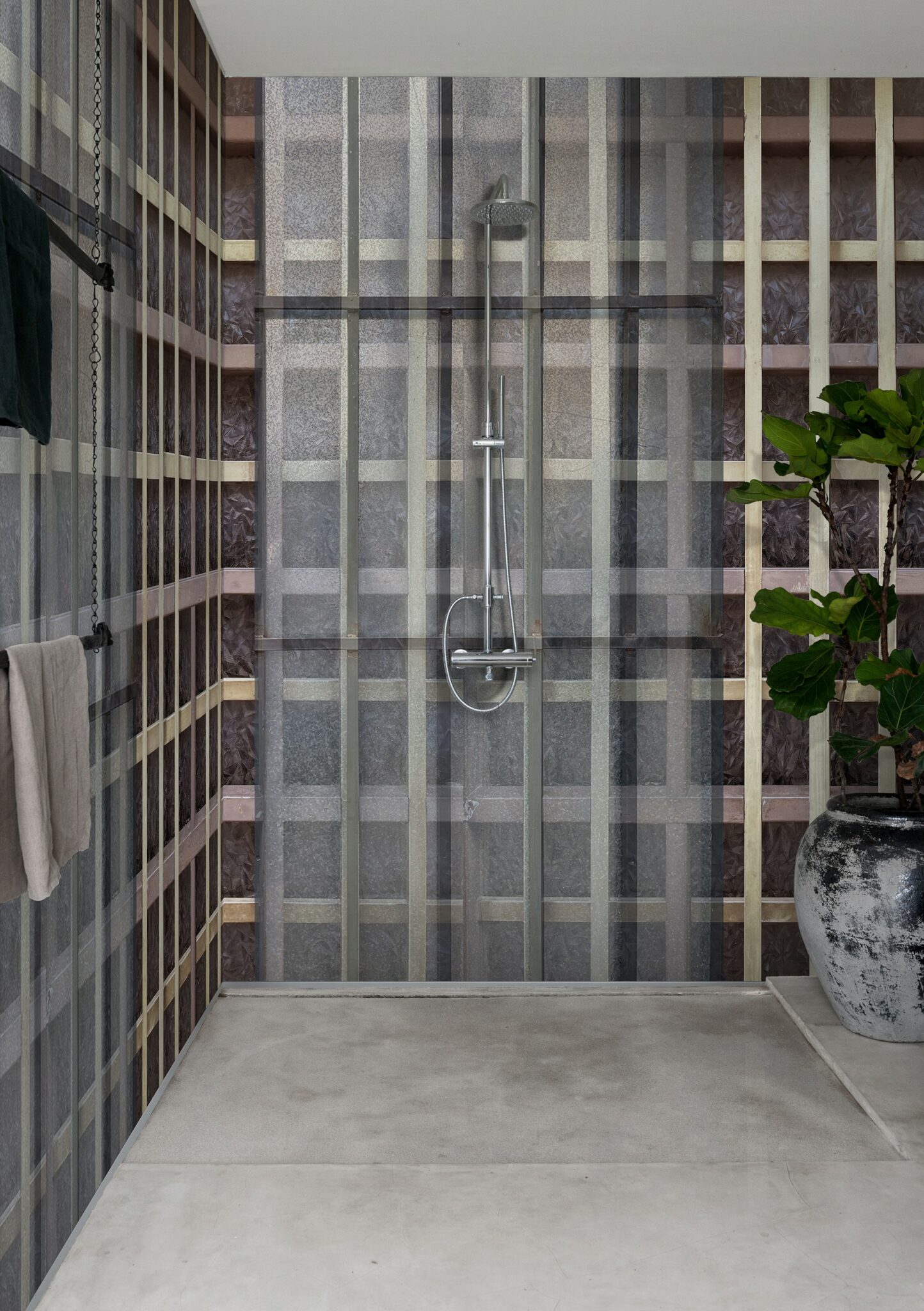 Tapet i dusjen. . Wall&Deco har samarbeidet med dyktige kunstnere og designere skapt et imponerende utvalg av mønstre, farger og teksturer som kan tilpasses etter kundens preferanser. Dette gjør det mulig å skape unike og personlige veggdekorasjoner som passer perfekt inn i ethvert rom.