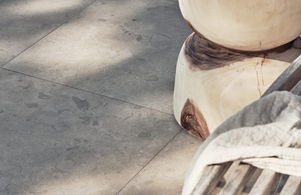 Bricmate J Norrvange Beige er en granittkeramikk i en varm jordfarge med matt overflate. Svært naturtro, detaljert og rik på variasjon med fossilaktige og naturlige detaljer. Skivene er inspirert av den gotlandske kalksteinen. Serien inkluderer fliser for gulv og vegg innendørs og utendørs samt benkeplater som tilpasses etter behov.